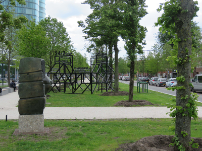 844059 Gezicht op enkele beeldhouwwerken in het onlangs geopende beeldenpark (ook wel: beeldentuin) Croeselaan te Utrecht.